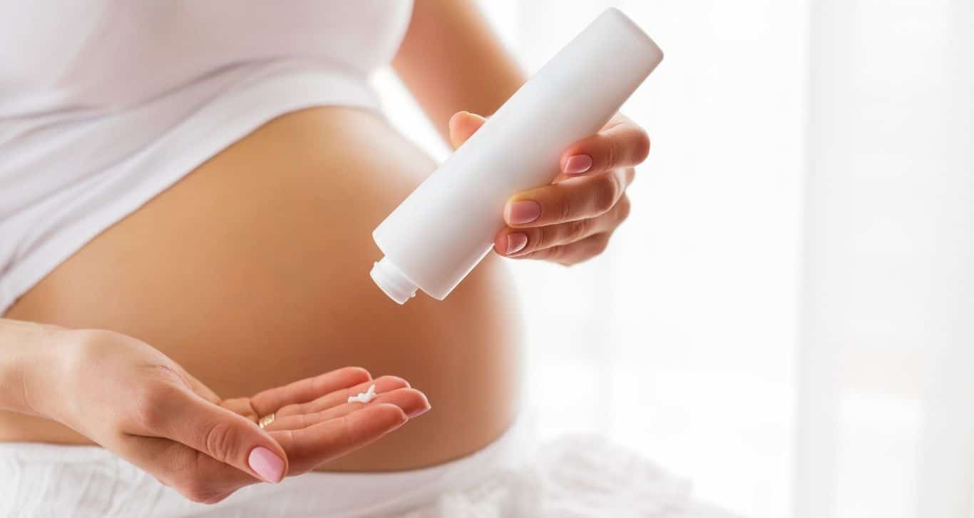 Jakich kosmetyków nie używać w ciąży? Przewodnik dla przyszłych mam.